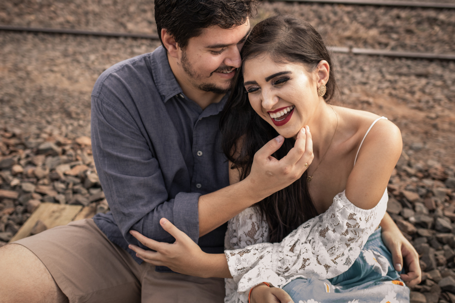 ENSAIO FOTOGRAFICO DE CASAL NA LINHA DO TREM EM MARINGA