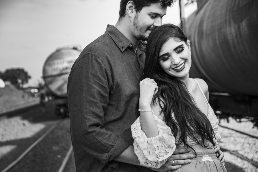 ENSAIO FOTOGRAFICO DE CASAL NA LINHA DO TREM EM MARINGA