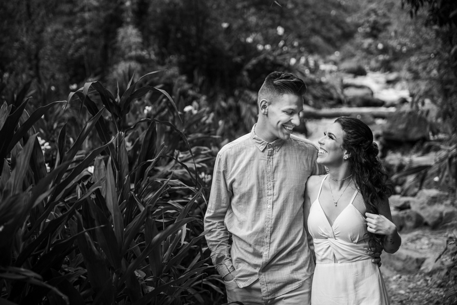 ENSAIO FOTOGRAFICO DE CASAL PRE WEDDING NA CACHOEIRA HOTEL FAZENDA LUAR DE AGOSTO EM FAXINAL PARANA