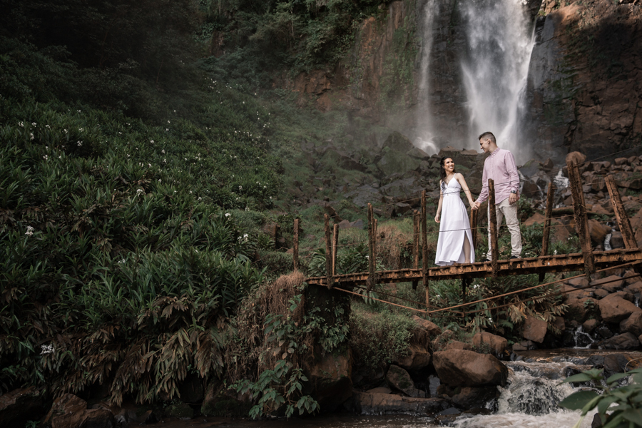 ENSAIO FOTOGRAFICO DE CASAL PRE WEDDING NA CACHOEIRA HOTEL FAZENDA LUAR DE AGOSTO EM FAXINAL PARANA