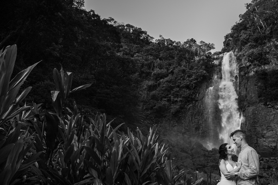 ENSAIO FOTOGRAFICO DE CASAL PRE WEDDING NA CACHOEIRA HOTEL FAZENDA LUAR DE AGOSTO EM FAXINAL PARANA