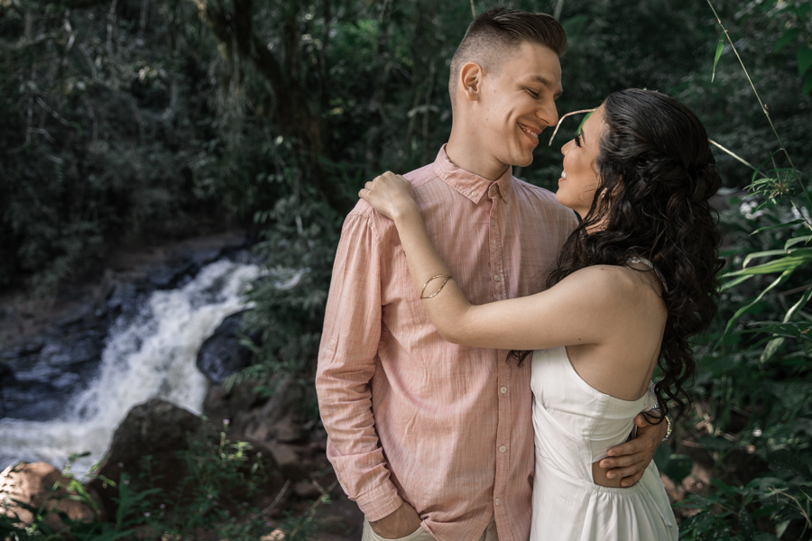 ENSAIO FOTOGRAFICO DE CASAL PRE WEDDING NA CACHOEIRA HOTEL FAZENDA LUAR DE AGOSTO EM FAXINAL PARANA
