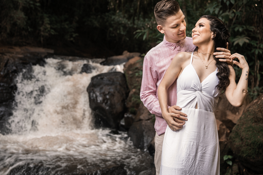ENSAIO FOTOGRAFICO DE CASAL PRE WEDDING NA CACHOEIRA HOTEL FAZENDA LUAR DE AGOSTO EM FAXINAL PARANA