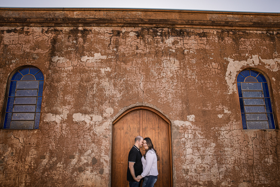 CAPELA DA SAGRADA FAMÍLIA DE MANDAGUARI RUINAS DA IGREJA ONDE REALIZAMOS UM ENSAIO PRE CASAMENTO COM UM CASAL CHEIO DE ALEGRIA FOTOGRAFIA EM MARINGA FOTOGRAFO DE CASAMENTOS