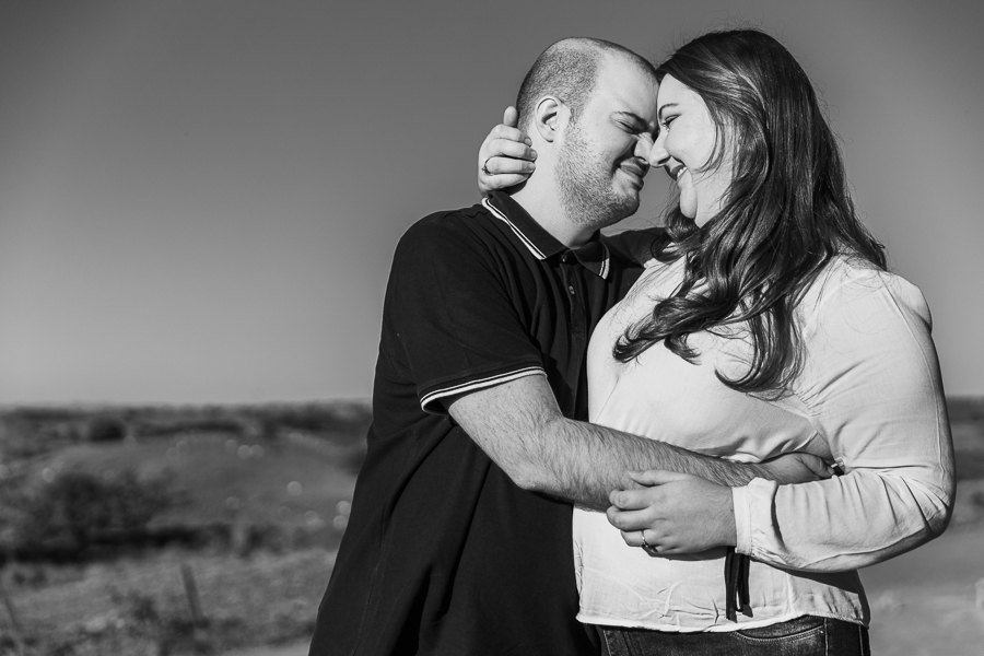 FOTOGRAFIA DE CASAL EM ENSAIO PRE WEDDING REALIZADO EM MANDAGUARI PARANA AO AR LIVRE