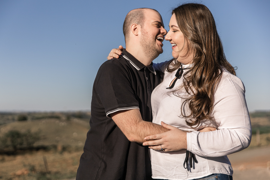 FOTOGRAFIA DE CASAL EM ENSAIO PRE WEDDING REALIZADO EM MANDAGUARI PARANA AO AR LIVRE