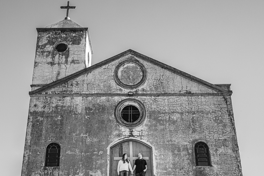 CAPELA DA SAGRADA FAMÍLIA DE MANDAGUARI RUINAS DA IGREJA ONDE REALIZAMOS UM ENSAIO PRE CASAMENTO COM UM CASAL CHEIO DE ALEGRIA FOTOGRAFIA EM MARINGA FOTOGRAFO DE CASAMENTOS