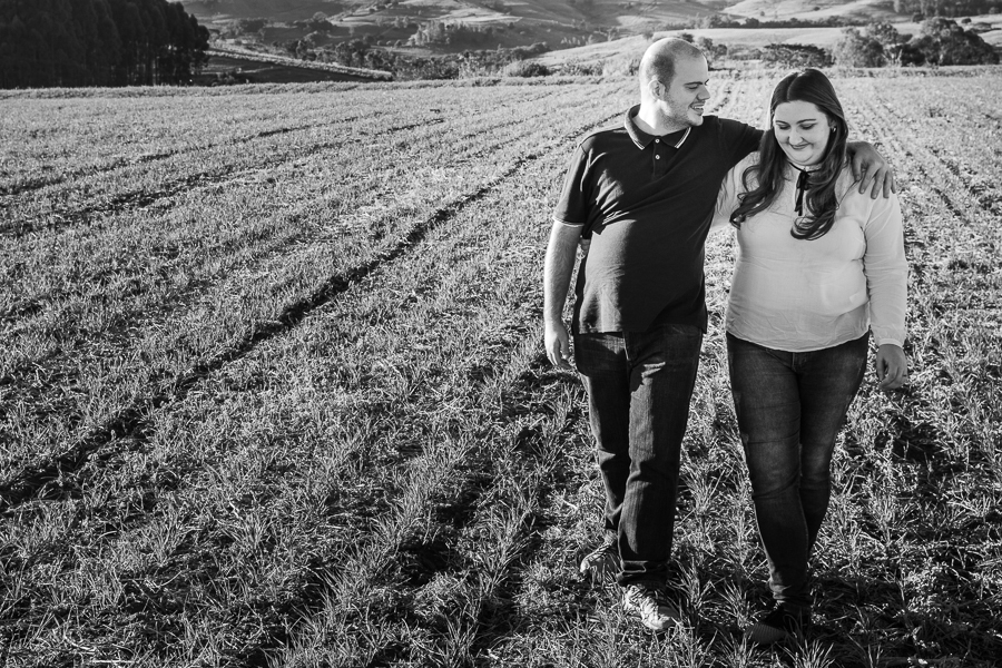 FOTOGRAFIA DE CASAL EM ENSAIO PRE WEDDING REALIZADO EM MANDAGUARI PARANA AO AR LIVRE