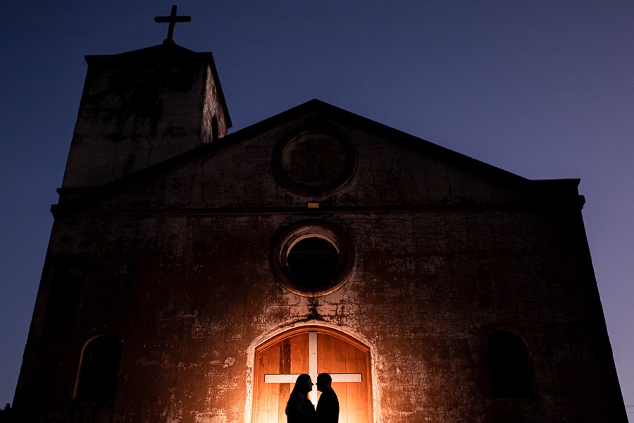 CAPELA DA SAGRADA FAMÍLIA DE MANDAGUARI RUINAS DA IGREJA ONDE REALIZAMOS UM ENSAIO PRE CASAMENTO COM UM CASAL CHEIO DE ALEGRIA FOTOGRAFIA EM MARINGA FOTOGRAFO DE CASAMENTOS