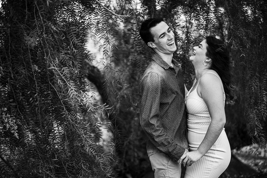 ENSAIO FOTOGRAFICO DE CASAL REALIZADO NA CAPELA NOSSA SENHORA DE FÁTIMA UMA IGREJA ABANDONADA NA ESTRADA PARA IVATUBA PARANA FOTOGRAFADOS POR LUCAS DREHER DE FORMA MUITO ENGRAÇADA DIVERTIDA E ROMANTICA UM LINDO ENSAIO