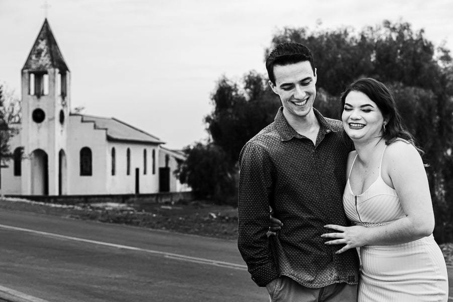 ENSAIO FOTOGRAFICO DE CASAL REALIZADO NA CAPELA NOSSA SENHORA DE FÁTIMA UMA IGREJA ABANDONADA NA ESTRADA PARA IVATUBA PARANA FOTOGRAFADOS POR LUCAS DREHER DE FORMA MUITO ENGRAÇADA DIVERTIDA E ROMANTICA UM LINDO ENSAIO