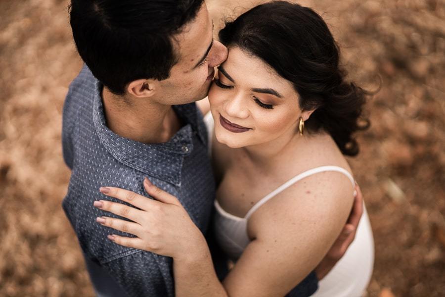 ENSAIO FOTOGRAFICO DE CASAL REALIZADO NA CAPELA NOSSA SENHORA DE FÁTIMA UMA IGREJA ABANDONADA NA ESTRADA PARA IVATUBA PARANA FOTOGRAFADOS POR LUCAS DREHER DE FORMA MUITO ENGRAÇADA DIVERTIDA E ROMANTICA UM LINDO ENSAIO