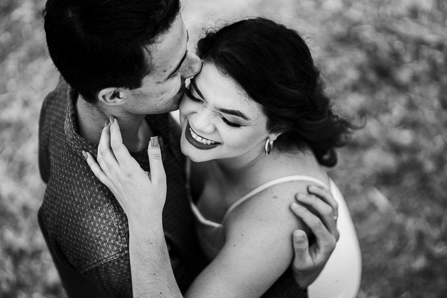 ENSAIO FOTOGRAFICO DE CASAL REALIZADO NA CAPELA NOSSA SENHORA DE FÁTIMA UMA IGREJA ABANDONADA NA ESTRADA PARA IVATUBA PARANA FOTOGRAFADOS POR LUCAS DREHER DE FORMA MUITO ENGRAÇADA DIVERTIDA E ROMANTICA UM LINDO ENSAIO