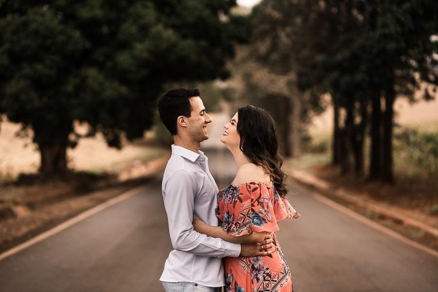 ENSAIO FOTOGRAFICO DE CASAL REALIZADO NA CAPELA NOSSA SENHORA DE FÁTIMA UMA IGREJA ABANDONADA NA ESTRADA PARA IVATUBA PARANA FOTOGRAFADOS POR LUCAS DREHER DE FORMA MUITO ENGRAÇADA DIVERTIDA E ROMANTICA UM LINDO ENSAIO