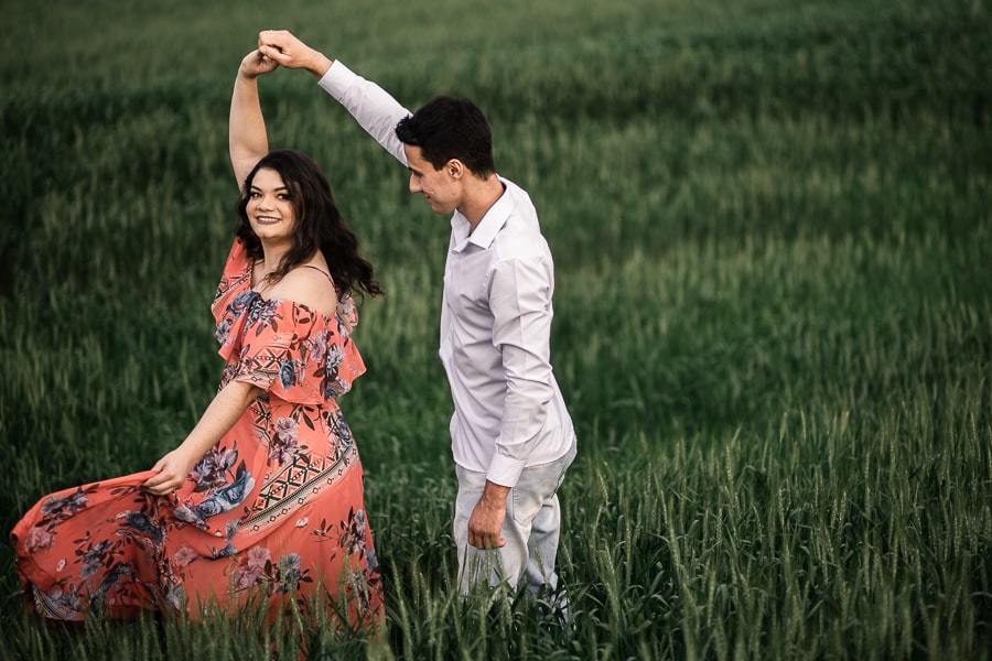 ENSAIO FOTOGRAFICO DE CASAL REALIZADO NA CAPELA NOSSA SENHORA DE FÁTIMA UMA IGREJA ABANDONADA NA ESTRADA PARA IVATUBA PARANA FOTOGRAFADOS POR LUCAS DREHER DE FORMA MUITO ENGRAÇADA DIVERTIDA E ROMANTICA UM LINDO ENSAIO