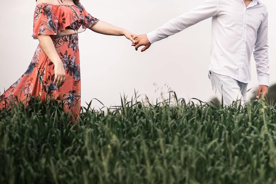 ENSAIO FOTOGRAFICO DE CASAL REALIZADO NA CAPELA NOSSA SENHORA DE FÁTIMA UMA IGREJA ABANDONADA NA ESTRADA PARA IVATUBA PARANA FOTOGRAFADOS POR LUCAS DREHER DE FORMA MUITO ENGRAÇADA DIVERTIDA E ROMANTICA UM LINDO ENSAIO