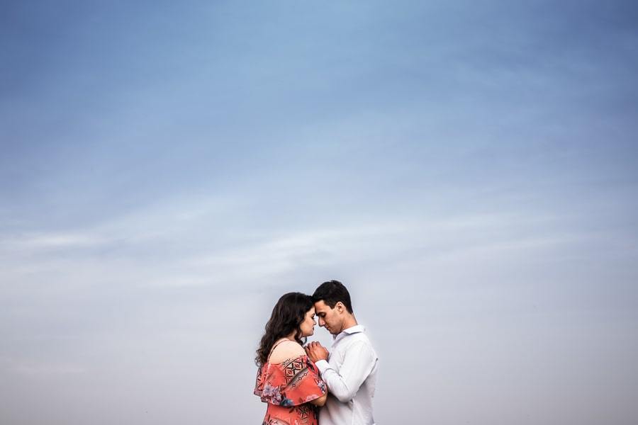 ENSAIO FOTOGRAFICO DE CASAL REALIZADO NA CAPELA NOSSA SENHORA DE FÁTIMA UMA IGREJA ABANDONADA NA ESTRADA PARA IVATUBA PARANA FOTOGRAFADOS POR LUCAS DREHER DE FORMA MUITO ENGRAÇADA DIVERTIDA E ROMANTICA UM LINDO ENSAIO