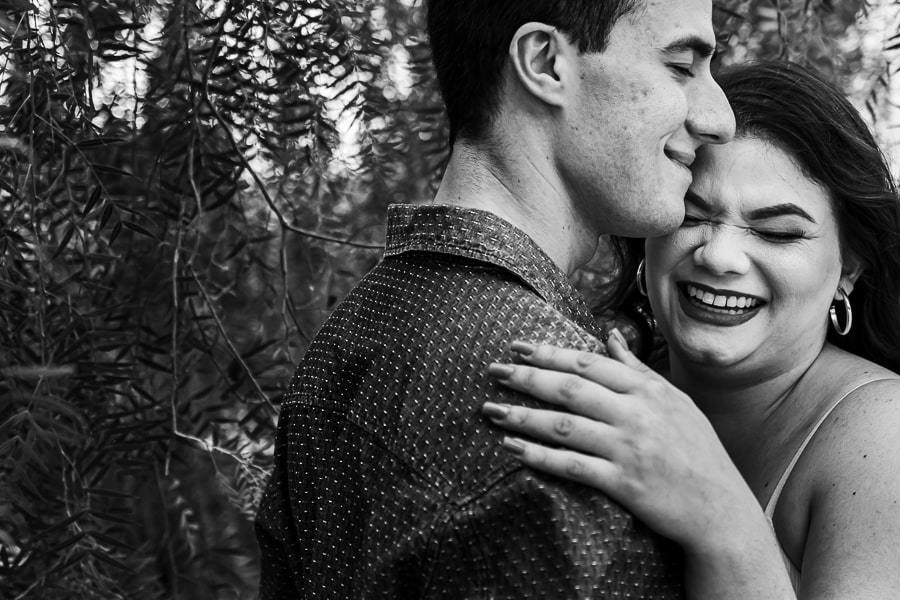 ENSAIO FOTOGRAFICO DE CASAL REALIZADO NA CAPELA NOSSA SENHORA DE FÁTIMA UMA IGREJA ABANDONADA NA ESTRADA PARA IVATUBA PARANA FOTOGRAFADOS POR LUCAS DREHER DE FORMA MUITO ENGRAÇADA DIVERTIDA E ROMANTICA UM LINDO ENSAIO