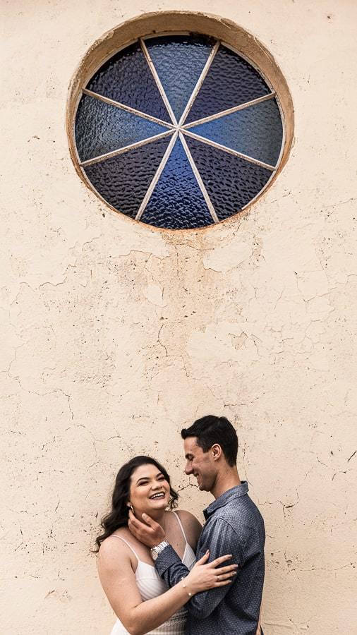 ENSAIO FOTOGRAFICO DE CASAL REALIZADO NA CAPELA NOSSA SENHORA DE FÁTIMA UMA IGREJA ABANDONADA NA ESTRADA PARA IVATUBA PARANA FOTOGRAFADOS POR LUCAS DREHER DE FORMA MUITO ENGRAÇADA DIVERTIDA E ROMANTICA UM LINDO ENSAIO
