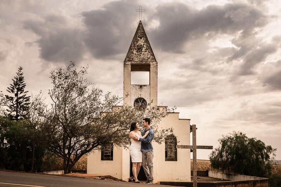 ENSAIO FOTOGRAFICO DE CASAL REALIZADO NA CAPELA NOSSA SENHORA DE FÁTIMA UMA IGREJA ABANDONADA NA ESTRADA PARA IVATUBA PARANA FOTOGRAFADOS POR LUCAS DREHER DE FORMA MUITO ENGRAÇADA DIVERTIDA E ROMANTICA UM LINDO ENSAIO