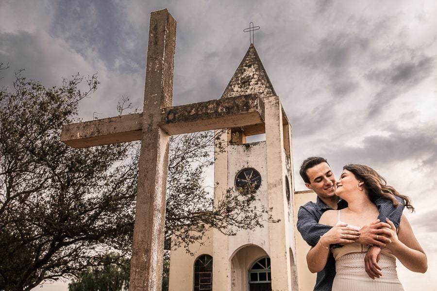 ENSAIO FOTOGRAFICO DE CASAL REALIZADO NA CAPELA NOSSA SENHORA DE FÁTIMA UMA IGREJA ABANDONADA NA ESTRADA PARA IVATUBA PARANA FOTOGRAFADOS POR LUCAS DREHER DE FORMA MUITO ENGRAÇADA DIVERTIDA E ROMANTICA UM LINDO ENSAIO