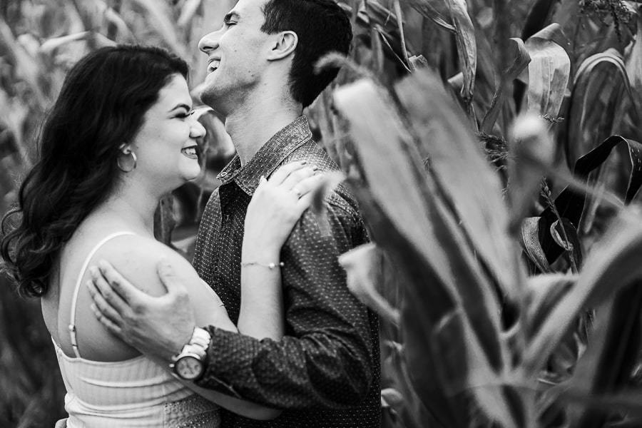 ENSAIO FOTOGRAFICO DE CASAL REALIZADO NA CAPELA NOSSA SENHORA DE FÁTIMA UMA IGREJA ABANDONADA NA ESTRADA PARA IVATUBA PARANA FOTOGRAFADOS POR LUCAS DREHER DE FORMA MUITO ENGRAÇADA DIVERTIDA E ROMANTICA UM LINDO ENSAIO