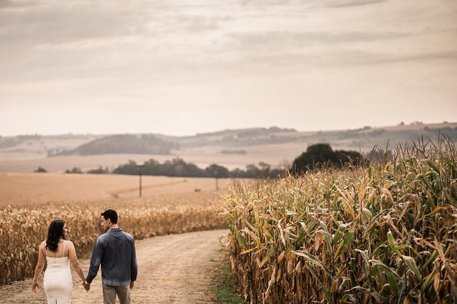 ENSAIO FOTOGRAFICO DE CASAL REALIZADO NA CAPELA NOSSA SENHORA DE FÁTIMA UMA IGREJA ABANDONADA NA ESTRADA PARA IVATUBA PARANA FOTOGRAFADOS POR LUCAS DREHER DE FORMA MUITO ENGRAÇADA DIVERTIDA E ROMANTICA UM LINDO ENSAIO