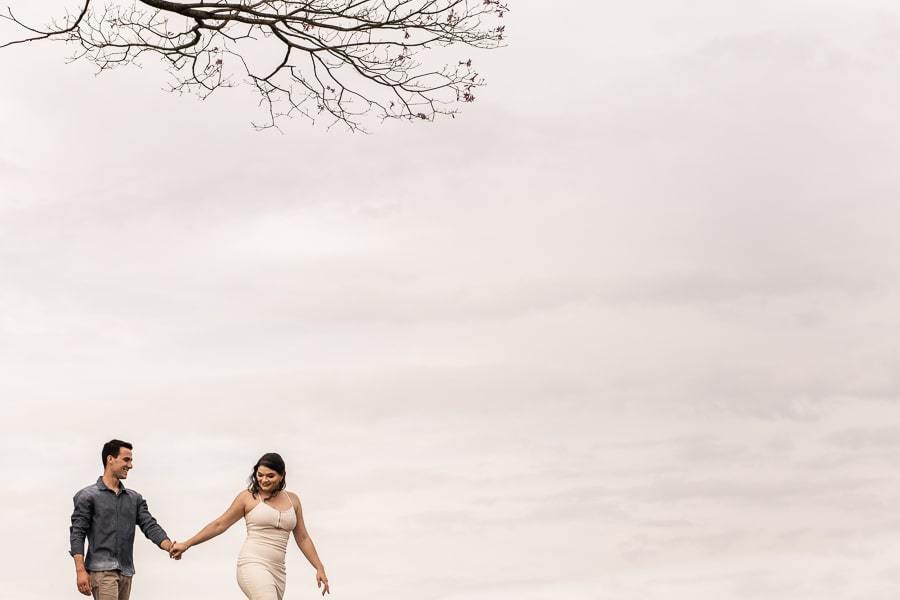 ENSAIO FOTOGRAFICO DE CASAL REALIZADO NA CAPELA NOSSA SENHORA DE FÁTIMA UMA IGREJA ABANDONADA NA ESTRADA PARA IVATUBA PARANA FOTOGRAFADOS POR LUCAS DREHER DE FORMA MUITO ENGRAÇADA DIVERTIDA E ROMANTICA UM LINDO ENSAIO