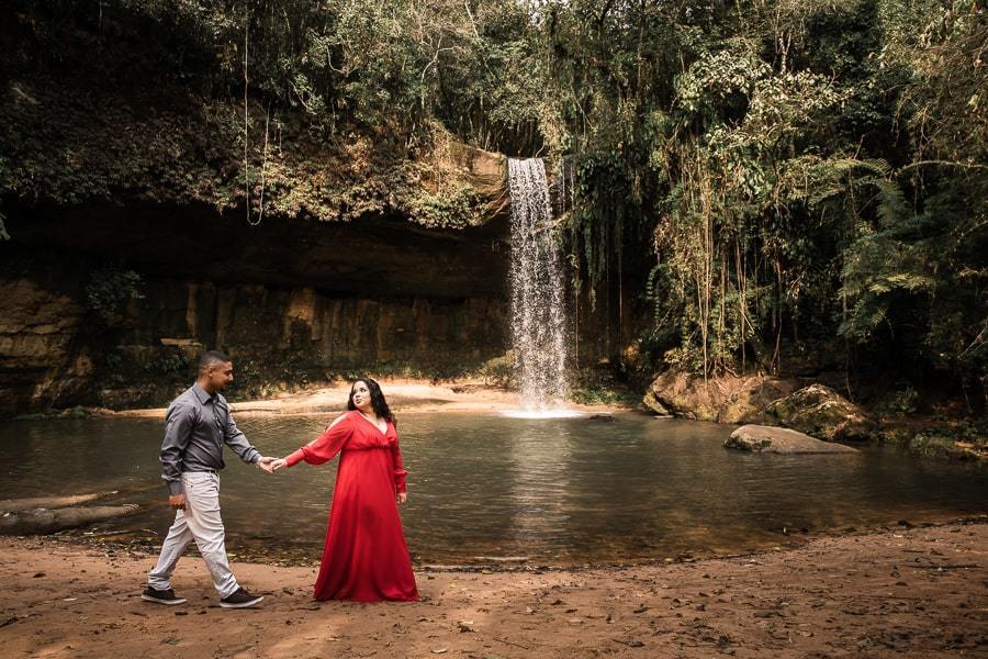ENSAIO PRE WEDDING OU PRE CASAMENTO REALIZADO NO RECANTO PINHÃO EM TAMARANA PARANA COM O CASAL TAMYLEE E LEANDRO QUE SÃO DE JANDAIA ENSAIO REALIZADO POR LUCAS DREHER
