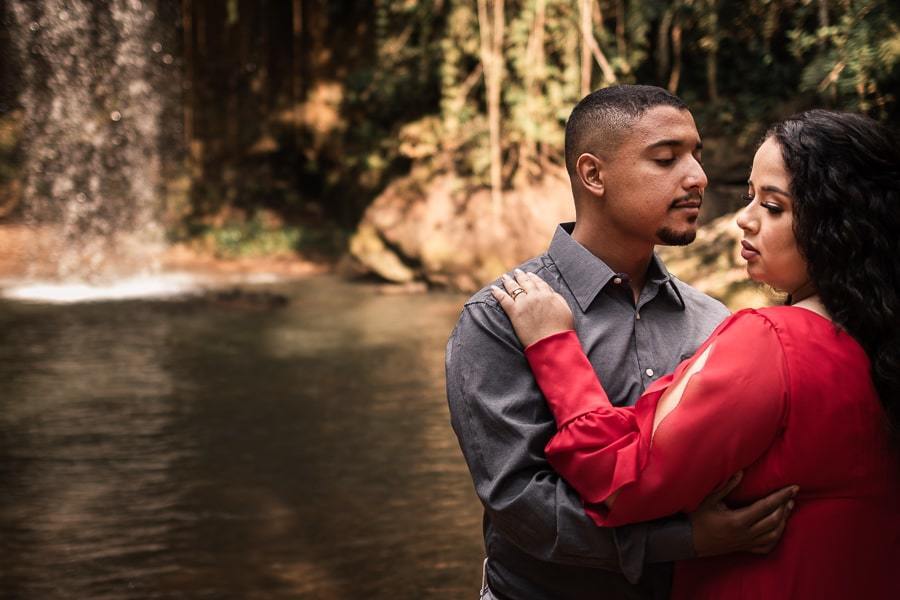 ENSAIO PRE WEDDING OU PRE CASAMENTO REALIZADO NO RECANTO PINHÃO EM TAMARANA PARANA COM O CASAL TAMYLEE E LEANDRO QUE SÃO DE JANDAIA ENSAIO REALIZADO POR LUCAS DREHER