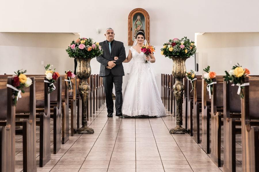 CERIMONIA DE CASAMENTO CATÓLICA REALIZADA EM MARINGÁ NA PARÓQUIA SANTA ISABEL DE PORTUGAL EM MEIO A PANDEMIA DO COVID 19 SEGUINDO OS PROTOCOLOS DE AFASTAMENTO E CUIDADOS COM A SAUDE