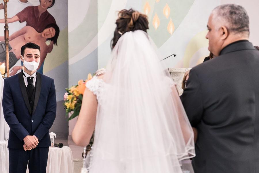 CERIMONIA DE CASAMENTO CATÓLICA REALIZADA EM MARINGÁ NA PARÓQUIA SANTA ISABEL DE PORTUGAL EM MEIO A PANDEMIA DO COVID 19 SEGUINDO OS PROTOCOLOS DE AFASTAMENTO E CUIDADOS COM A SAUDE