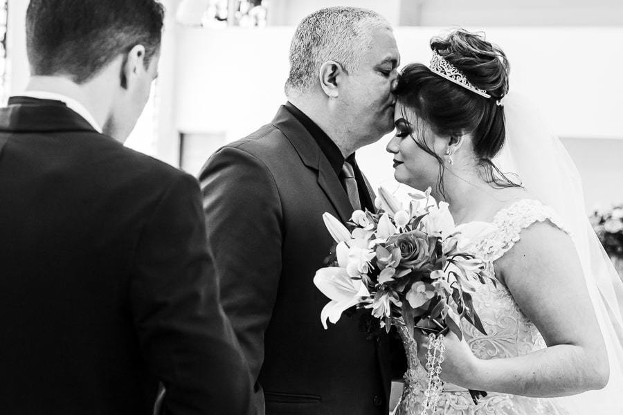 CERIMONIA DE CASAMENTO CATÓLICA REALIZADA EM MARINGÁ NA PARÓQUIA SANTA ISABEL DE PORTUGAL EM MEIO A PANDEMIA DO COVID 19 SEGUINDO OS PROTOCOLOS DE AFASTAMENTO E CUIDADOS COM A SAUDE