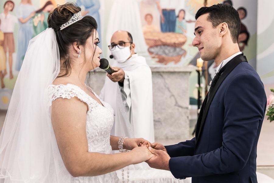 CERIMONIA DE CASAMENTO CATÓLICA REALIZADA EM MARINGÁ NA PARÓQUIA SANTA ISABEL DE PORTUGAL EM MEIO A PANDEMIA DO COVID 19 SEGUINDO OS PROTOCOLOS DE AFASTAMENTO E CUIDADOS COM A SAUDE