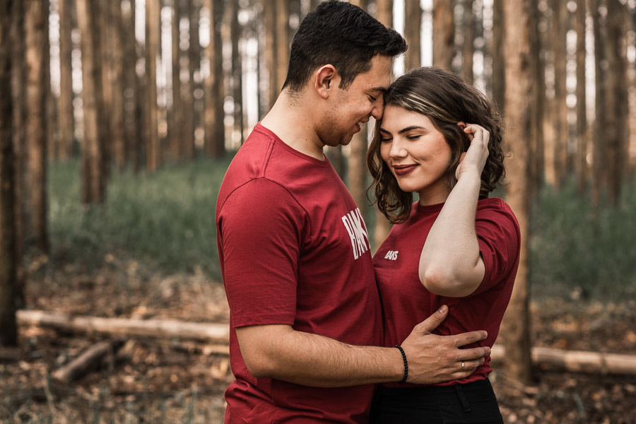 LINDO ENSAIO DE CASAL REALIZADO EM PLANTACAO DE EUCALIPTO EM MANDAGUACU PARANA PELO FOTOGRAFO LUCAS DREHER E PELA FOTOGRAFA ALINE DREHER COM UM CASAL SUPER CONECTADO E FELIZ SUPER RISONHO ALEGRE ANIMADO CHEIO DE AMOR