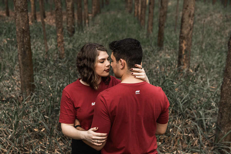 LINDO ENSAIO DE CASAL REALIZADO EM PLANTACAO DE EUCALIPTO EM MANDAGUACU PARANA PELO FOTOGRAFO LUCAS DREHER E PELA FOTOGRAFA ALINE DREHER COM UM CASAL SUPER CONECTADO E FELIZ SUPER RISONHO ALEGRE ANIMADO CHEIO DE AMOR
