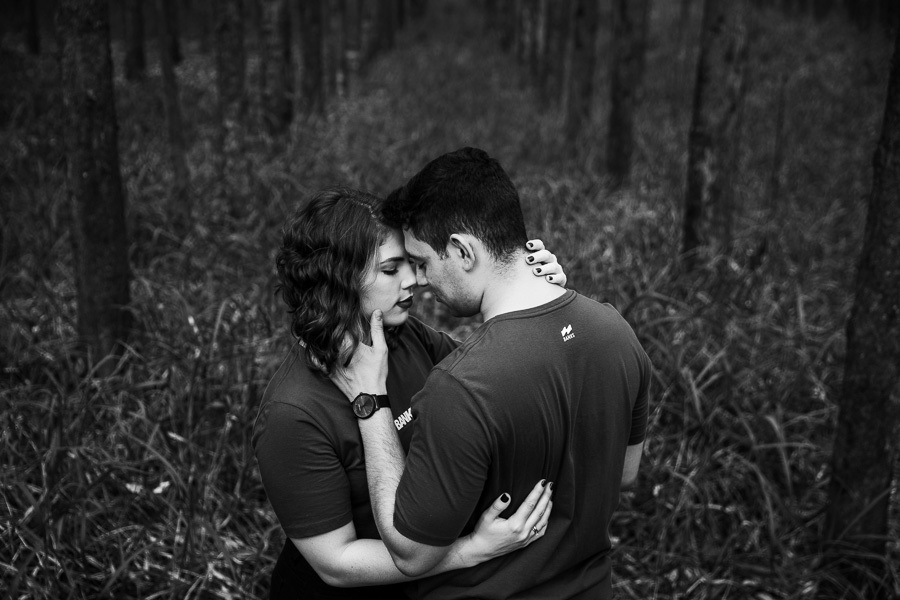LINDO ENSAIO DE CASAL REALIZADO EM PLANTACAO DE EUCALIPTO EM MANDAGUACU PARANA PELO FOTOGRAFO LUCAS DREHER E PELA FOTOGRAFA ALINE DREHER COM UM CASAL SUPER CONECTADO E FELIZ SUPER RISONHO ALEGRE ANIMADO CHEIO DE AMOR