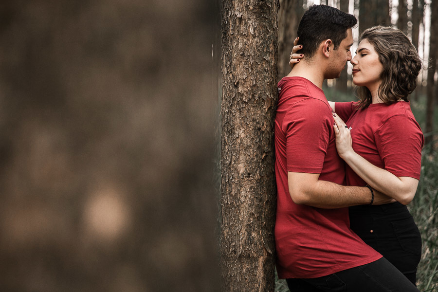 LINDO ENSAIO DE CASAL REALIZADO EM PLANTACAO DE EUCALIPTO EM MANDAGUACU PARANA PELO FOTOGRAFO LUCAS DREHER E PELA FOTOGRAFA ALINE DREHER COM UM CASAL SUPER CONECTADO E FELIZ SUPER RISONHO ALEGRE ANIMADO CHEIO DE AMOR