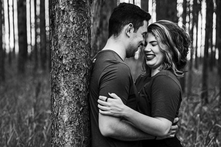LINDO ENSAIO DE CASAL REALIZADO EM PLANTACAO DE EUCALIPTO EM MANDAGUACU PARANA PELO FOTOGRAFO LUCAS DREHER E PELA FOTOGRAFA ALINE DREHER COM UM CASAL SUPER CONECTADO E FELIZ SUPER RISONHO ALEGRE ANIMADO CHEIO DE AMOR