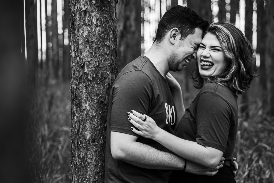 LINDO ENSAIO DE CASAL REALIZADO EM PLANTACAO DE EUCALIPTO EM MANDAGUACU PARANA PELO FOTOGRAFO LUCAS DREHER E PELA FOTOGRAFA ALINE DREHER COM UM CASAL SUPER CONECTADO E FELIZ SUPER RISONHO ALEGRE ANIMADO CHEIO DE AMOR