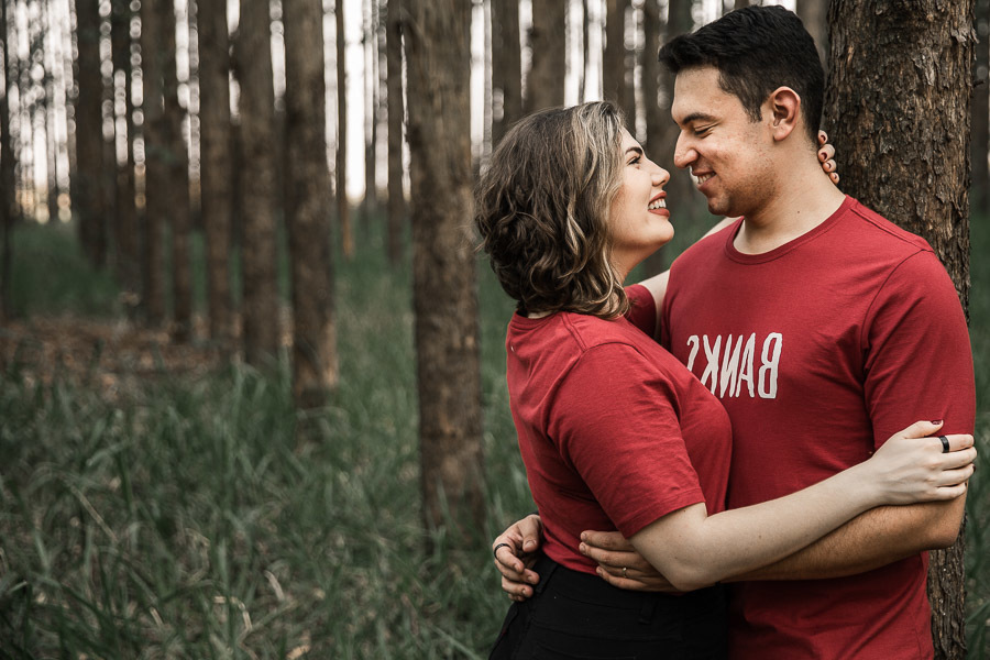 LINDO ENSAIO DE CASAL REALIZADO EM PLANTACAO DE EUCALIPTO EM MANDAGUACU PARANA PELO FOTOGRAFO LUCAS DREHER E PELA FOTOGRAFA ALINE DREHER COM UM CASAL SUPER CONECTADO E FELIZ SUPER RISONHO ALEGRE ANIMADO CHEIO DE AMOR