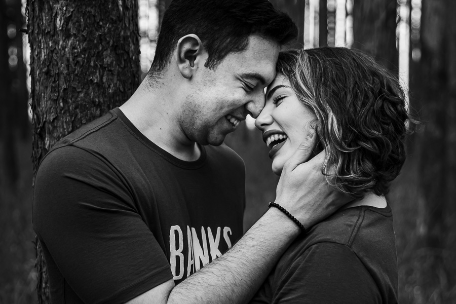 LINDO ENSAIO DE CASAL REALIZADO EM PLANTACAO DE EUCALIPTO EM MANDAGUACU PARANA PELO FOTOGRAFO LUCAS DREHER E PELA FOTOGRAFA ALINE DREHER COM UM CASAL SUPER CONECTADO E FELIZ SUPER RISONHO ALEGRE ANIMADO CHEIO DE AMOR