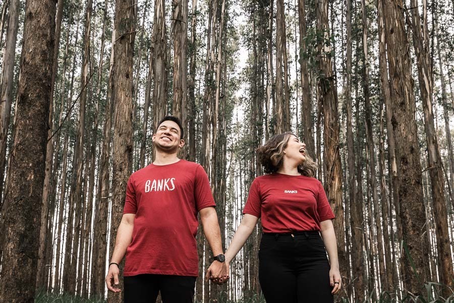 LINDO ENSAIO DE CASAL REALIZADO EM PLANTACAO DE EUCALIPTO EM MANDAGUACU PARANA PELO FOTOGRAFO LUCAS DREHER E PELA FOTOGRAFA ALINE DREHER COM UM CASAL SUPER CONECTADO E FELIZ SUPER RISONHO ALEGRE ANIMADO CHEIO DE AMOR