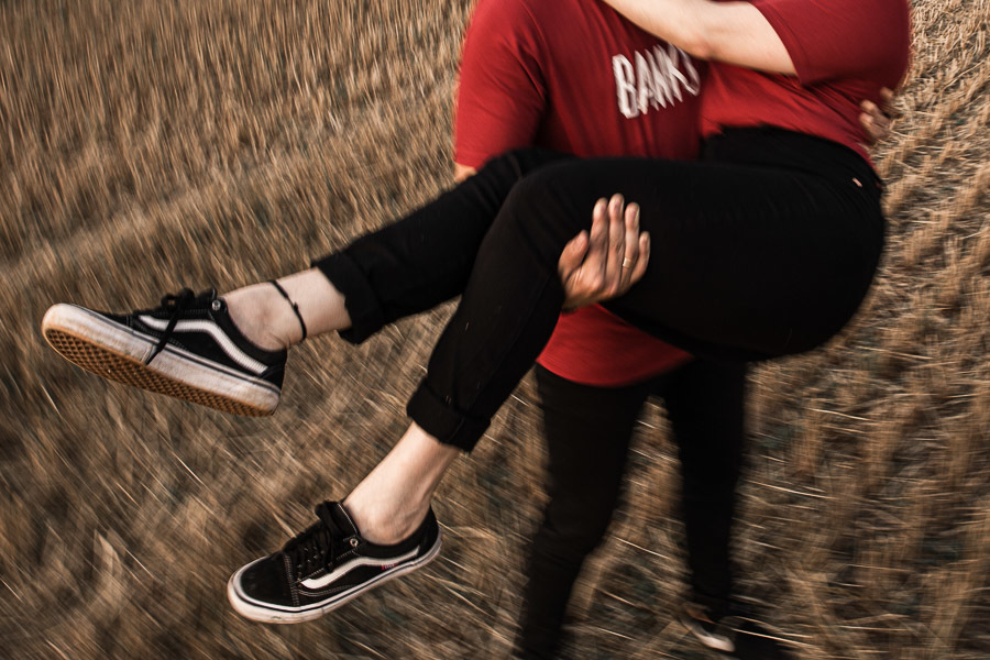 LINDO ENSAIO DE CASAL REALIZADO EM PLANTACAO DE EUCALIPTO EM MANDAGUACU PARANA PELO FOTOGRAFO LUCAS DREHER E PELA FOTOGRAFA ALINE DREHER COM UM CASAL SUPER CONECTADO E FELIZ SUPER RISONHO ALEGRE ANIMADO CHEIO DE AMOR