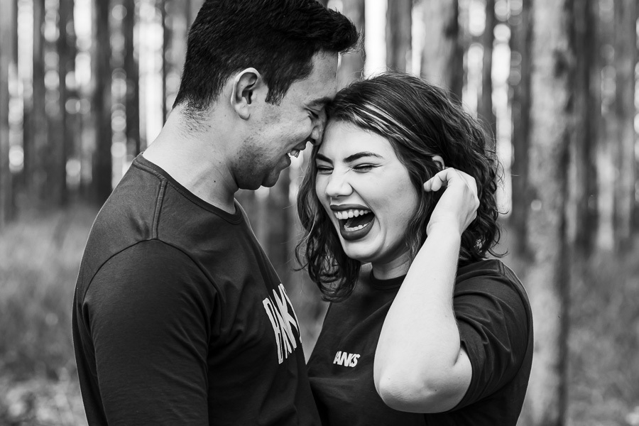 LINDO ENSAIO DE CASAL REALIZADO EM PLANTACAO DE EUCALIPTO EM MANDAGUACU PARANA PELO FOTOGRAFO LUCAS DREHER E PELA FOTOGRAFA ALINE DREHER COM UM CASAL SUPER CONECTADO E FELIZ SUPER RISONHO ALEGRE ANIMADO CHEIO DE AMOR