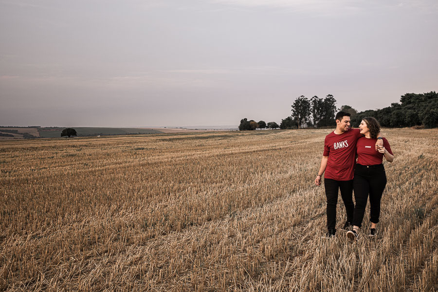 LINDO ENSAIO DE CASAL REALIZADO EM PLANTACAO DE EUCALIPTO EM MANDAGUACU PARANA PELO FOTOGRAFO LUCAS DREHER E PELA FOTOGRAFA ALINE DREHER COM UM CASAL SUPER CONECTADO E FELIZ SUPER RISONHO ALEGRE ANIMADO CHEIO DE AMOR