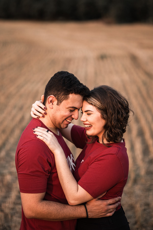 LINDO ENSAIO DE CASAL REALIZADO EM PLANTACAO DE EUCALIPTO EM MANDAGUACU PARANA PELO FOTOGRAFO LUCAS DREHER E PELA FOTOGRAFA ALINE DREHER COM UM CASAL SUPER CONECTADO E FELIZ SUPER RISONHO ALEGRE ANIMADO CHEIO DE AMOR