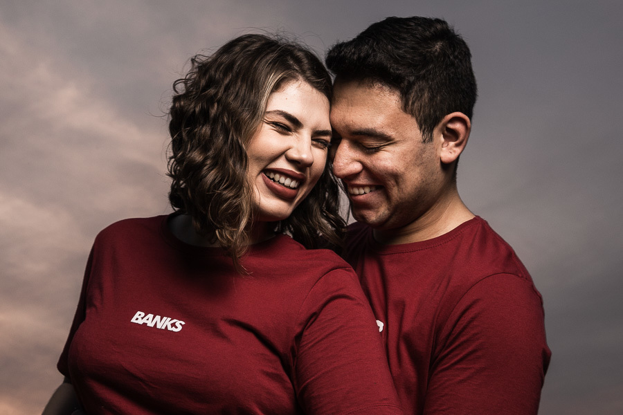 LINDO ENSAIO DE CASAL REALIZADO EM PLANTACAO DE EUCALIPTO EM MANDAGUACU PARANA PELO FOTOGRAFO LUCAS DREHER E PELA FOTOGRAFA ALINE DREHER COM UM CASAL SUPER CONECTADO E FELIZ SUPER RISONHO ALEGRE ANIMADO CHEIO DE AMOR