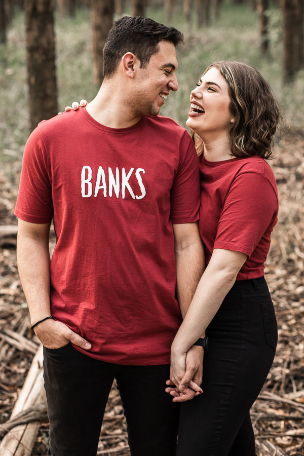 LINDO ENSAIO DE CASAL REALIZADO EM PLANTACAO DE EUCALIPTO EM MANDAGUACU PARANA PELO FOTOGRAFO LUCAS DREHER E PELA FOTOGRAFA ALINE DREHER COM UM CASAL SUPER CONECTADO E FELIZ SUPER RISONHO ALEGRE ANIMADO CHEIO DE AMOR