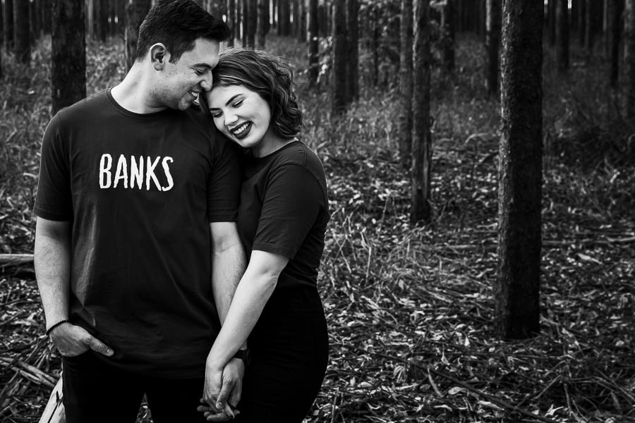 LINDO ENSAIO DE CASAL REALIZADO EM PLANTACAO DE EUCALIPTO EM MANDAGUACU PARANA PELO FOTOGRAFO LUCAS DREHER E PELA FOTOGRAFA ALINE DREHER COM UM CASAL SUPER CONECTADO E FELIZ SUPER RISONHO ALEGRE ANIMADO CHEIO DE AMOR